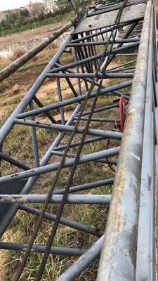 建設材料のショップは,SCC550Eの大きなプロジェクトのための使用クローラークレーンを必要としています.